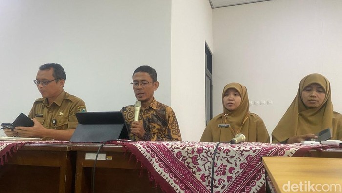 Ketua Yayasan Al Madani Banjarnegara ditemani Kepala Dinas Pendidikan, Pemuda dan Olahraga Banjarnegara dan kepala sekolah SD IT Mutiara Hati saat jumpa pers di Kantor Dindikpora Banjarnegara, Senin (24/2/2025).
