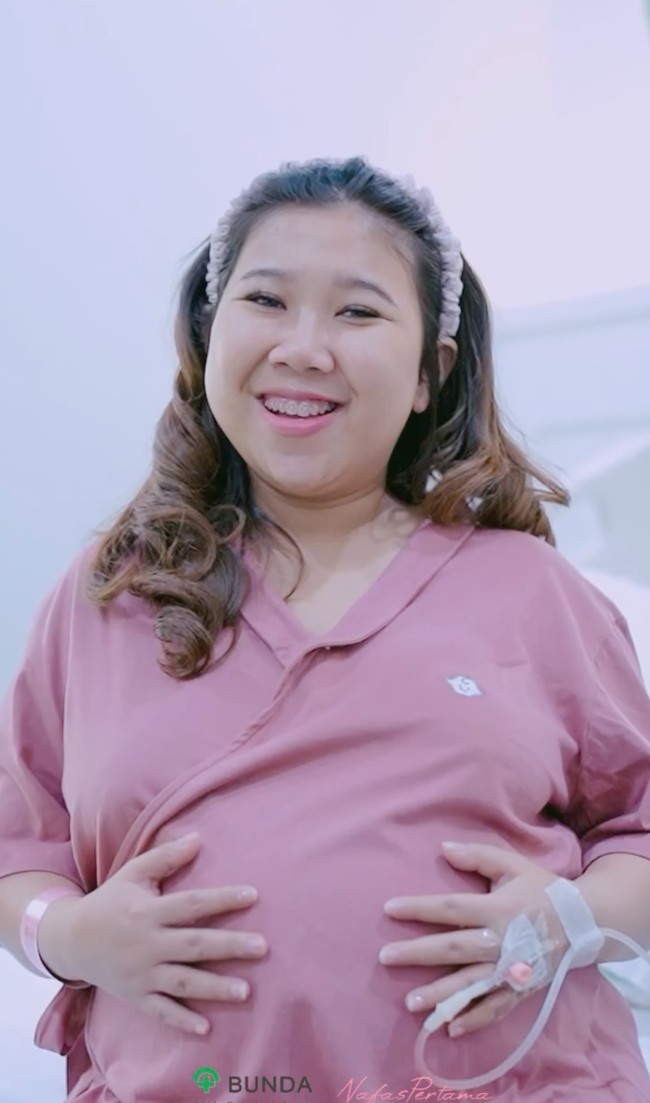 Pada Kamis (20/2/25) Kiky Saputri melahirkan anak pertamanya dengan Muhammad Khairi. Momen persalinannya pun dibagikan ke akun Instagram pribadinya. Foto: Instagram/@kikysaputrii