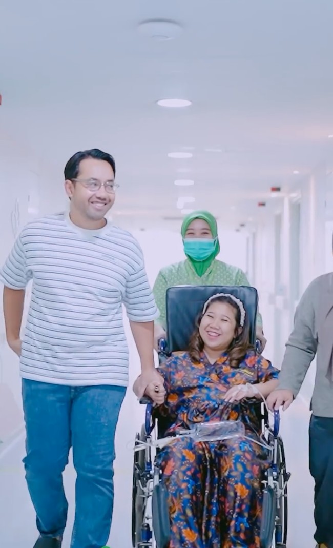 Dari video singkat yang dibagikan terlihat suaminya, Muhammad Khairi, yang setia menemani. Terlihat kebahagiaan di wajah keduanya. Foto: Instagram/@kikysaputrii