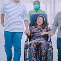 Dari video singkat yang dibagikan terlihat suaminya, Muhammad Khairi, yang setia menemani. Terlihat kebahagiaan di wajah keduanya. Foto: Instagram/@kikysaputrii