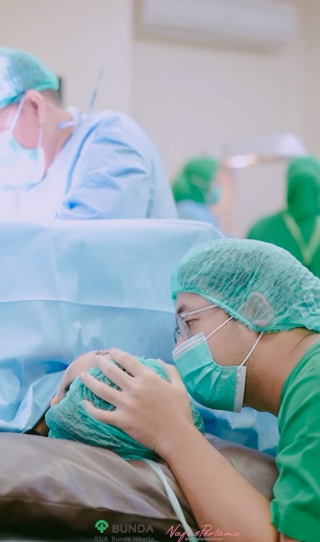 Muhammad Khairi juga ikut mendampingi sampai ke kamar operasi. Ia tampak berusaha menenangkan dan memberikan semangat untuk istrinya. Foto: Instagram/@kikysaputrii