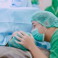 Muhammad Khairi juga ikut mendampingi sampai ke kamar operasi. Ia tampak berusaha menenangkan dan memberikan semangat untuk istrinya. Foto: Instagram/@kikysaputrii