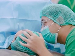 7 Potret Kiky Saputri Lahiran Anak Pertama, Paras Anaknya Curi Atensi