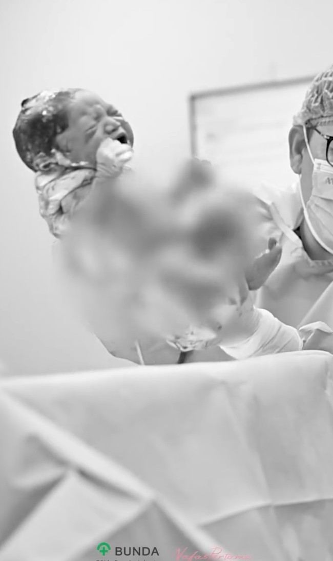 Diketahui Kiky melahirkan secara caesar di Rumah Sakit Bunda setelah 37 minggu mengandung. Bismillahirrahmanirrahim, Alhamdulillah, Masya Allah..Telah lahir putri kami tercantik dan tercinta. Tanggal 20 Februari 2025, pukul 10.21. Selamat datang Baby “Kayya”, tulis keterangan dalam unggahan. Foto: Instagram/@kikysaputrii