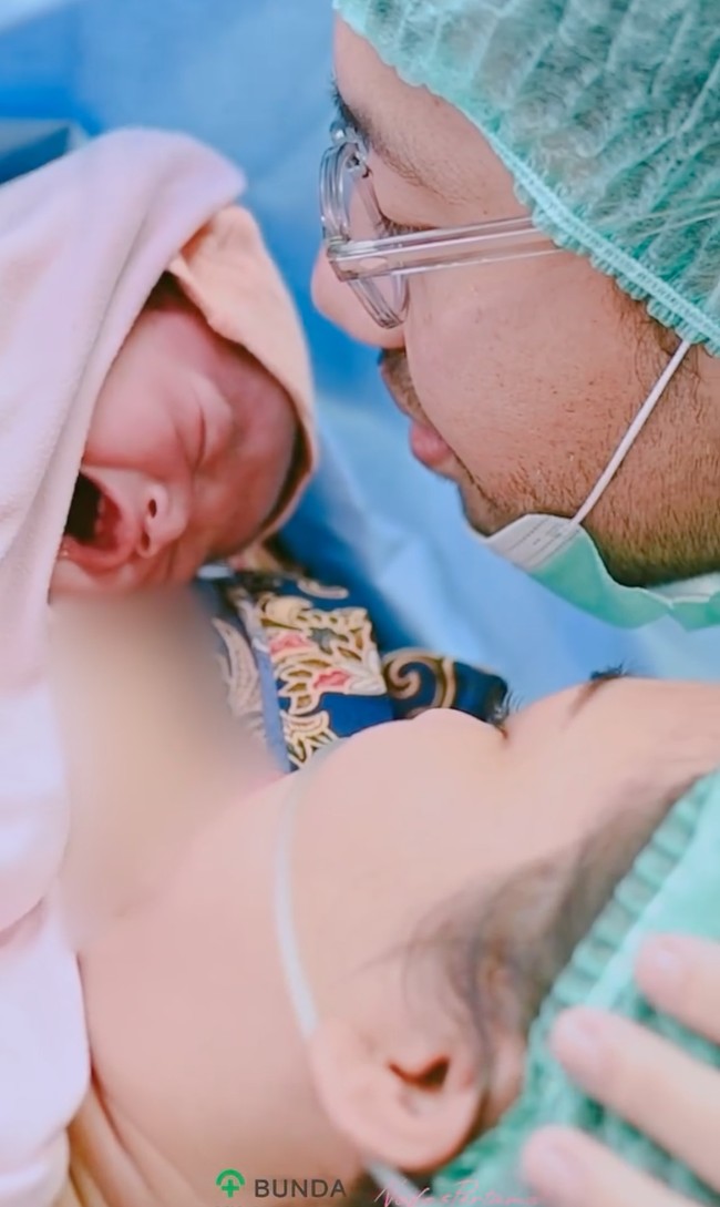 Potret perdana ketiganya berpose dalam 1 frame. Ucapan selamat pun membanjiri Kiky dan Khairi. Foto: Instagram/@kikysaputrii