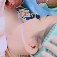 Potret perdana ketiganya berpose dalam 1 frame. Ucapan selamat pun membanjiri Kiky dan Khairi. Foto: Instagram/@kikysaputrii