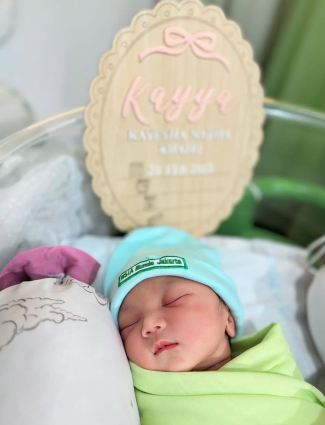 Kiky dan suaminya juga tampaknya sepakat untuk langsung memperlihatkan wajah putrinya ke publik. Diberi nama Baby Kayya, paras cantik sang bayi jadi sorotan. Foto: Instagram/@kikysaputrii