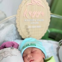 Kiky dan suaminya juga tampaknya sepakat untuk langsung memperlihatkan wajah putrinya ke publik. Diberi nama Baby Kayya, paras cantik sang bayi jadi sorotan. Foto: Instagram/@kikysaputrii
