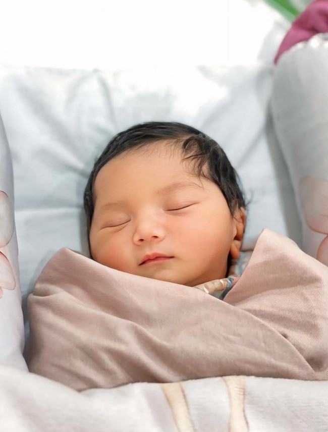 Banyak yang memuji paras cantik baby Kayya. Masya Allah cantikk bgtttt, komentar salah seorang netizen. Cantik bgt bjirrr, tambah netizen lain. Foto: Instagram/@kikysaputrii