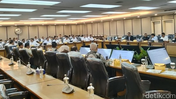 Komisi XIII DPR RI rapat bersama Kepala Kantor Wilayah Direktorat Jenderal Imigrasi Aceh, Novianto Sulaksono. (Dwi Rahmawati/detikcom).