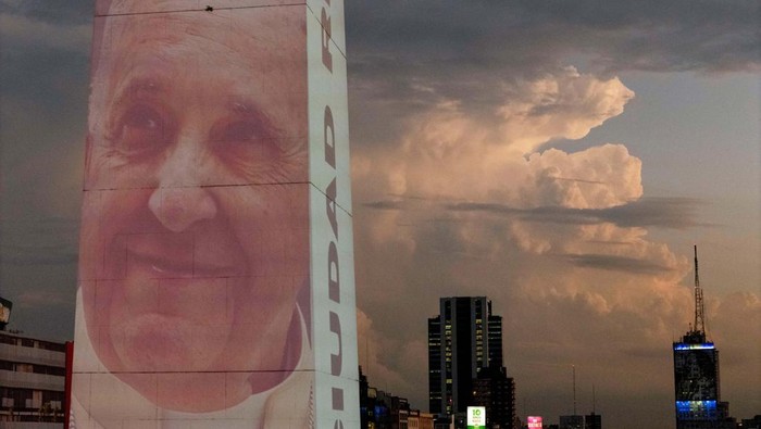 Kondisi Kian Kritis, Wajah Paus Fransiskus Terekam di Monumen Obelisk Argentina A drone view shows an image of Pope Francis displayed with a digital video-mapping at the Obelisco as the worlds pray for the pontiffβs health, in Buenos Aires, Argentina, February 21, 2025. REUTERS/Martin Cossarini TPX IMAGES OF THE DAY