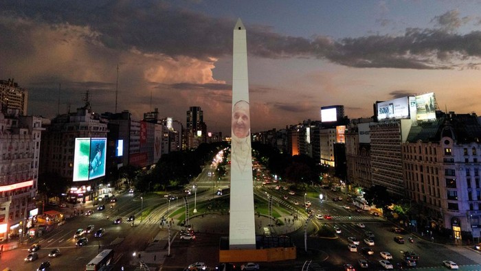A drone view shows an image of Pope Francis displayed with a digital video-mapping at the Obelisco as the worlds pray for the pontiff’s health, in Buenos Aires, Argentina,  February 21, 2025. REUTERS/Martin Cossarini     TPX IMAGES OF THE DAY