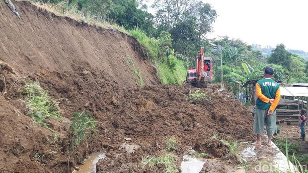 Kondisi longsor di Desa Senden, Kecamatan Selo, Boyolali, Senin (24/2/2025).