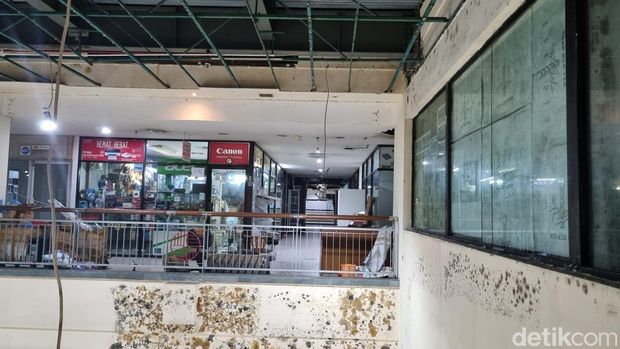 Kondisi terkini toko di Glodok Plaza setelah dibuka kembali pascakebakaran.