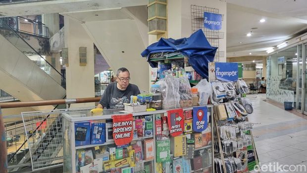 Kondisi terkini toko di Glodok Plaza setelah dibuka kembali pascakebakaran.