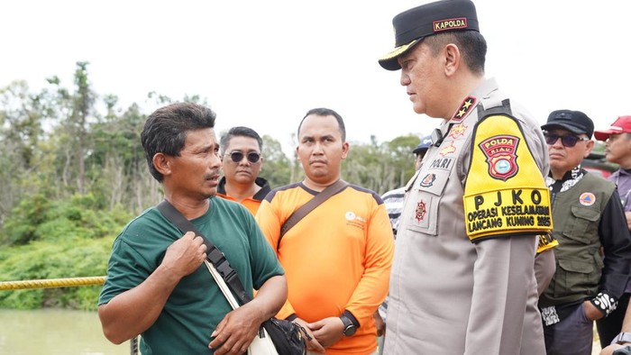 Korban selamat saat cerita dengan Kapolda Riau Irjen Mohammad Iqbal. (dok. Istimewa)