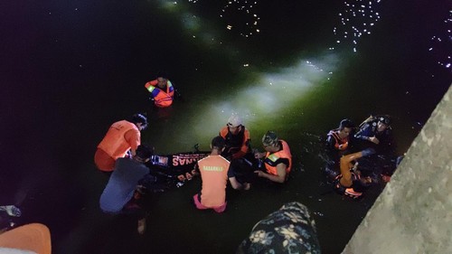 Kantor SAR Mataram korban tenggelam di Bendungan Gapit, Kecamatan Empang, Kabupaten Sumbawa Besar, Minggu (23/2/2025). Foto: SAR Mataram.