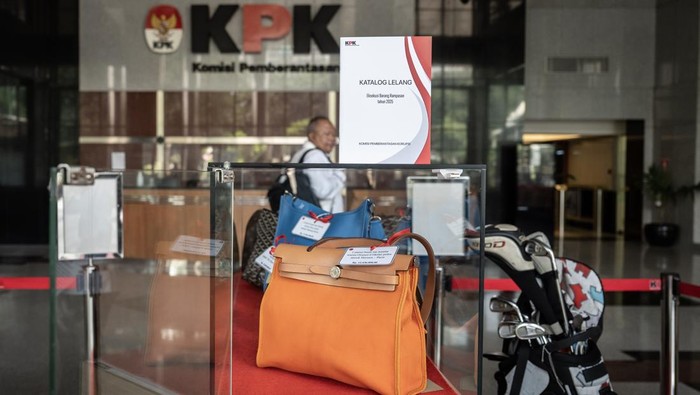 Petugas menata barang rampasan KPK yang akan segera dilelang saat dipajang di Gedung Merah Putih KPK, Jakarta, Senin (24/2/2025). KPK akan melelang barang rampasan sebanyak 13 barang tidak bergerak dan 69 barang bergerak dari sejumlah kasus korupsi yang telah berkekuatan hukum tetap (inkrah) pada Kamis (6/3). ANTARA FOTO/Bayu Pratama S/nz.
