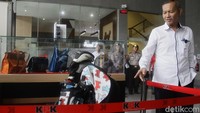 Sebanyak 203 barang rampasan dari 23 perkara yang inkracht, terdiri dari barang bergerak dan tidak bergerak seperti tanah dan bangunan, kendaraan, barang elektronik, perhiasan, tas branded, jam serta jam tangan akan dilelang oleh Labuksi KPK pada Kamis 6 Maret 2025.   