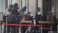 Salah satu barang yang dilelang adalah paket peralatan golf. KPK membuka nilai limit stik golf beserta tasnya senilai Rp 10.353.000 dengan uang jaminan Rp 5.000.000.  