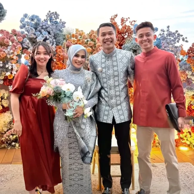 Acara lamaran Fajar Alfian ini turut dihadiri rekannya di tim ganda putra bulu tangkis, Rian Ardianto. Rian tampil kompak mengenakan busana merah bersama istrinya sesama atlet badminton, Ribka Sugiarto. Foto: Dok. Instagram lavienaweddinggallery, fajaralfian95