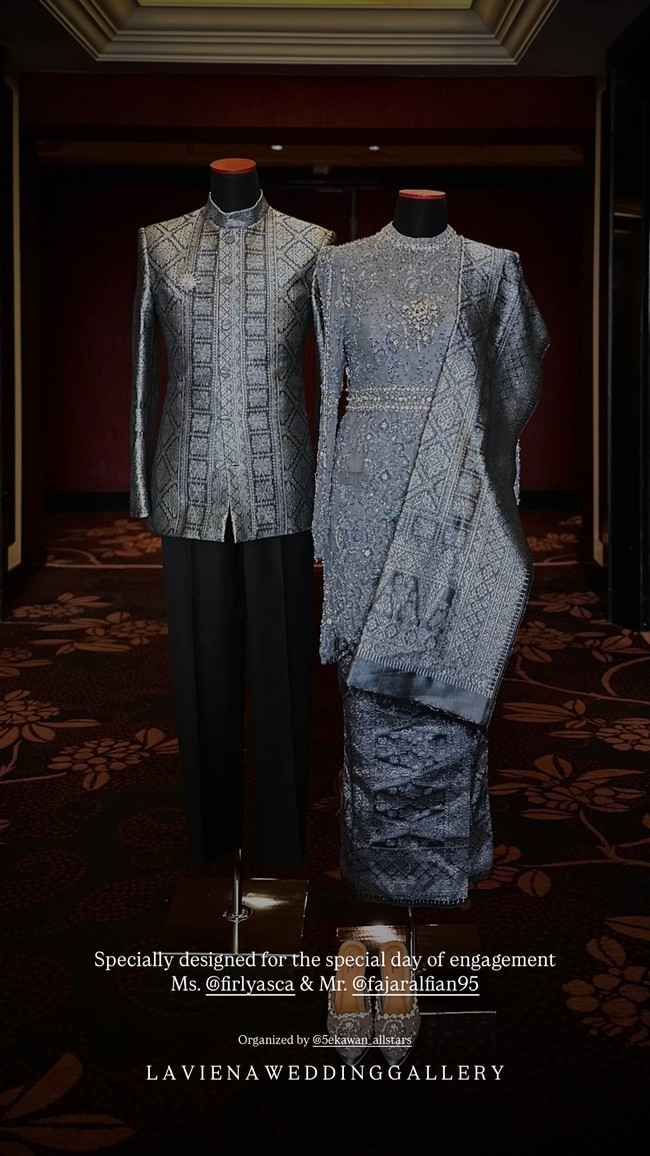Inilah desain busana lamaran Fajar Alfian dan Firly Assyifa yang merupakan karya Laviena Wedding Gallery. Busana serba biru dengan sentuhan songket.Foto: Dok. Instagram lavienaweddinggallery, fajaralfian95