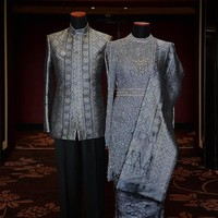 Inilah desain busana lamaran Fajar Alfian dan Firly Assyifa yang merupakan karya Laviena Wedding Gallery. Busana serba biru dengan sentuhan songket.Foto: Dok. Instagram lavienaweddinggallery, fajaralfian95