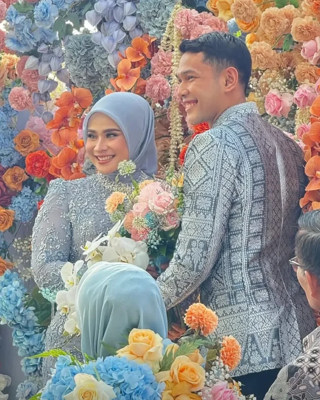 Fajar Alfian dan Firly mengusung konsep serba biru pada momen lamaran ini. Mulai dari busana, dekorasi hingga seserahan hadir dalam nuansa biru. Foto: Dok. Instagram lavienaweddinggallery, fajaralfian95