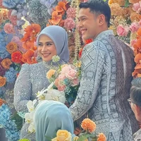 Fajar Alfian dan Firly mengusung konsep serba biru pada momen lamaran ini. Mulai dari busana, dekorasi hingga seserahan hadir dalam nuansa biru. Foto: Dok. Instagram lavienaweddinggallery, fajaralfian95
