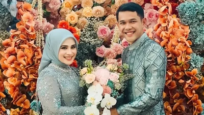 Potret Atlet Badminton Fajar Alfian Lamaran di Bandung, Romantis Serba Biru
