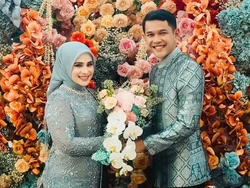 Potret Atlet Badminton Fajar Alfian Lamaran di Bandung, Romantis Serba Biru