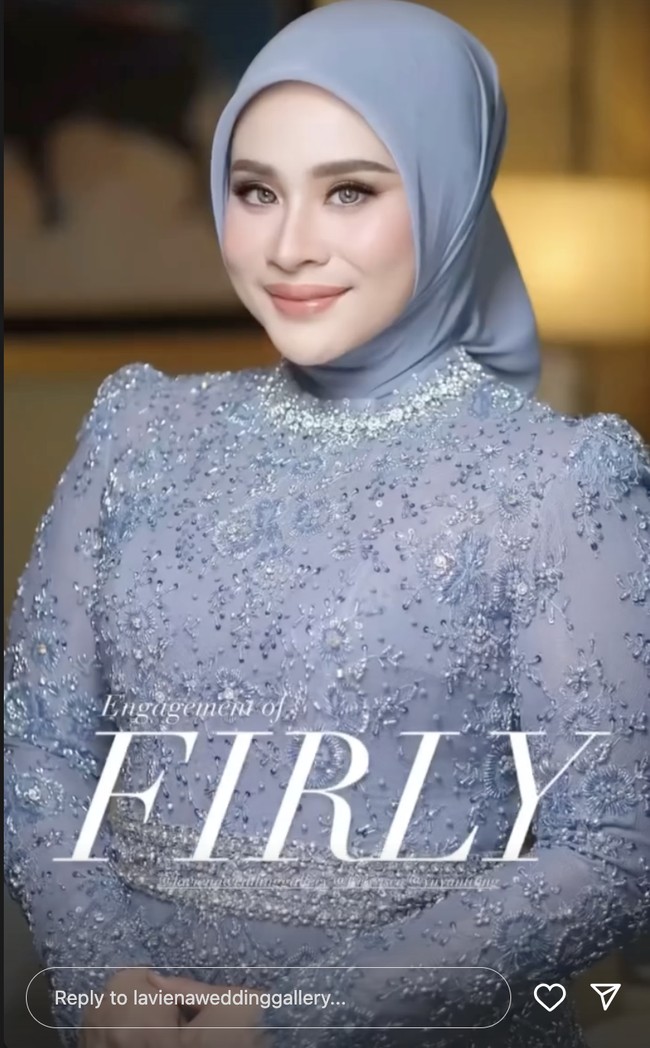 Begitupun calon istri Fajar, Firly Assyifa yang mengenakan kebaya biru. Penampilan Firly semakin cantik dengan makeup fresh dan glamour karya makeup artist Nanathnadia. Foto: Dok. Instagram lavienaweddinggallery, fajaralfian95