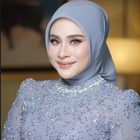 Begitupun calon istri Fajar, Firly Assyifa yang mengenakan kebaya biru. Penampilan Firly semakin cantik dengan makeup fresh dan glamour karya makeup artist Nanathnadia. Foto: Dok. Instagram lavienaweddinggallery, fajaralfian95
