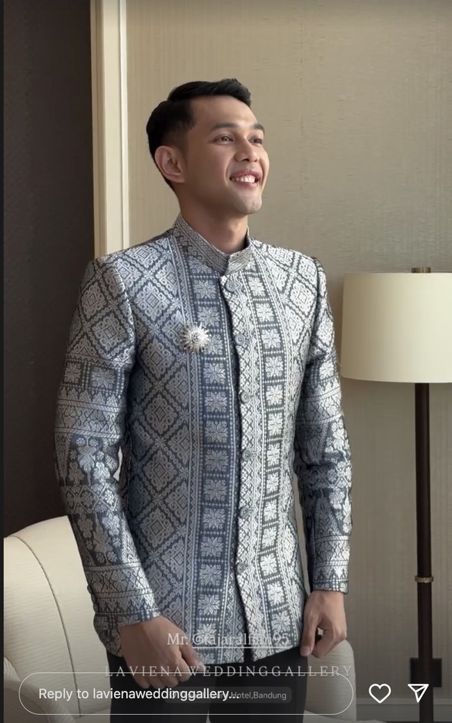 Fajar Alfian tampil gagah dalam balutan busana songket di hari lamarannya.  Foto: Dok. Instagram lavienaweddinggallery, fajaralfian95
