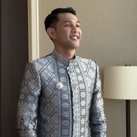 Fajar Alfian tampil gagah dalam balutan busana songket di hari lamarannya.  Foto: Dok. Instagram lavienaweddinggallery, fajaralfian95