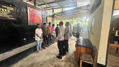 Lima pengeroyok Kades Boni, Dominggus Fanggi (45), diamankan di Polsek Rote Barat Laut, Kabupaten Rote Ndao, NTT. (Foto: Dok. Polsek Rote Barat Laut)