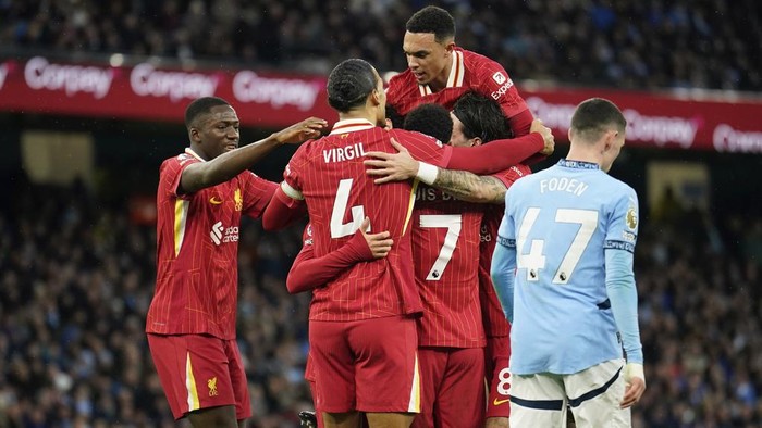 Liverpools Mohamed Salah is congratulated after scoring his sides opening goal during the English Premier League soccer match between Manchester City and Liverpool at Etihad stadium in Manchester, England, Sunday, Feb. 23, 2025. (AP Photo/Dave Thompson)