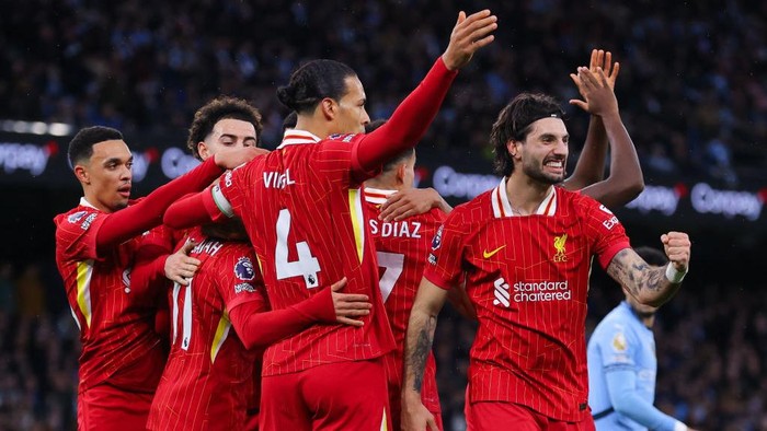 MANCHESTER, ENGLAND - FEBRUARY 23: Liverpool players celebrate their sides first goal during the Premier League match between Manchester City FC and Liverpool FC at Etihad Stadium on February 23, 2025 in Manchester, England. (Photo by James Gill - Danehouse/Getty Images)