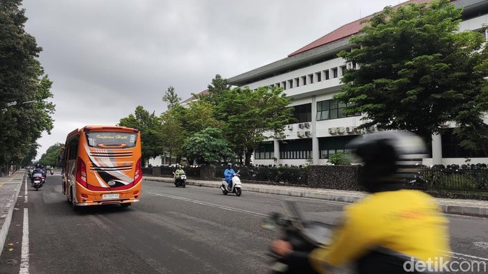 Lokasi trotoar Jalan Persatuan di kompleks UGM yang setiap sore berubah menjadi tempat PKL berjualan. Foto diambil Senin (24/2/2025) sore.
