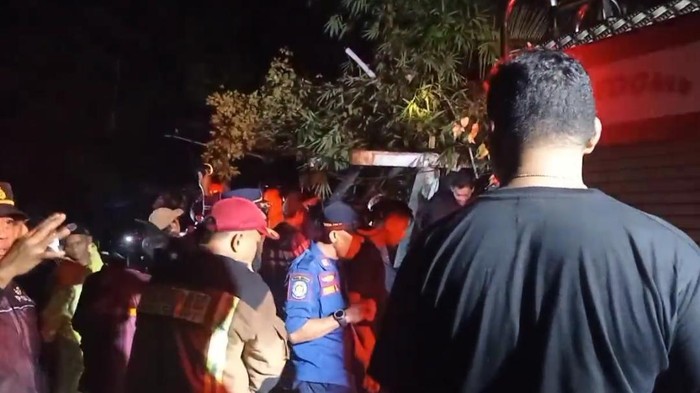 Longsor menimbun seorang warga di Bungbulang