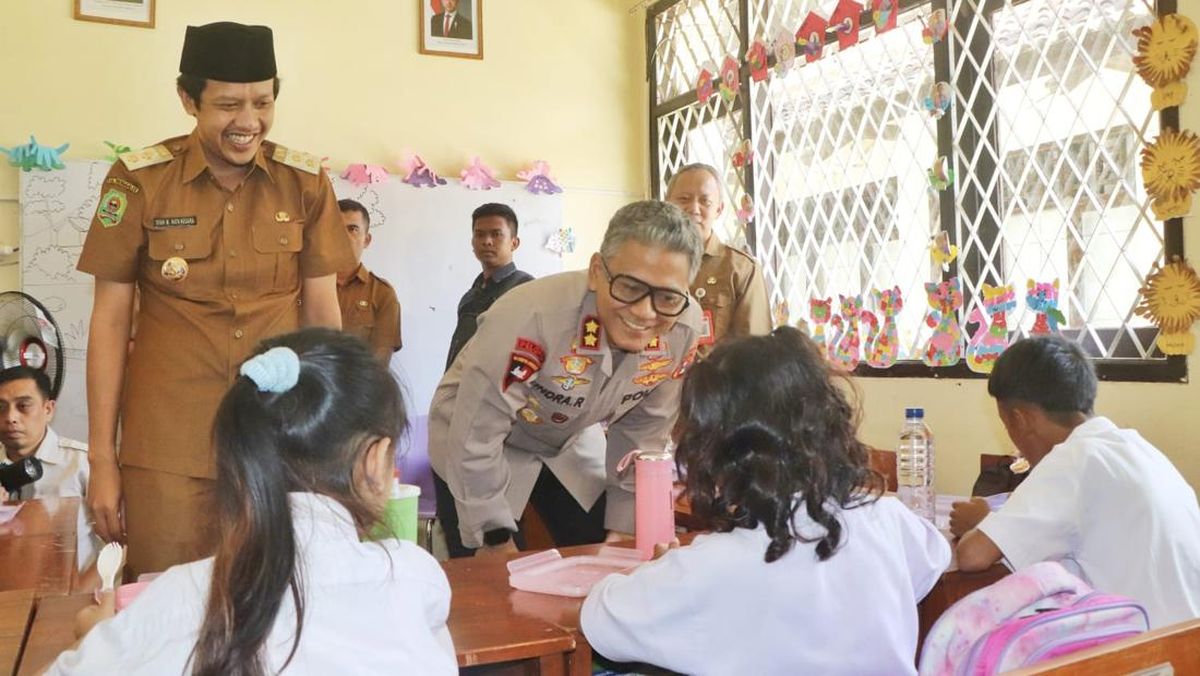 Makan Bergizi Gratis Diuji Coba di SLB Kemala Bhayangkari Trenggalek
