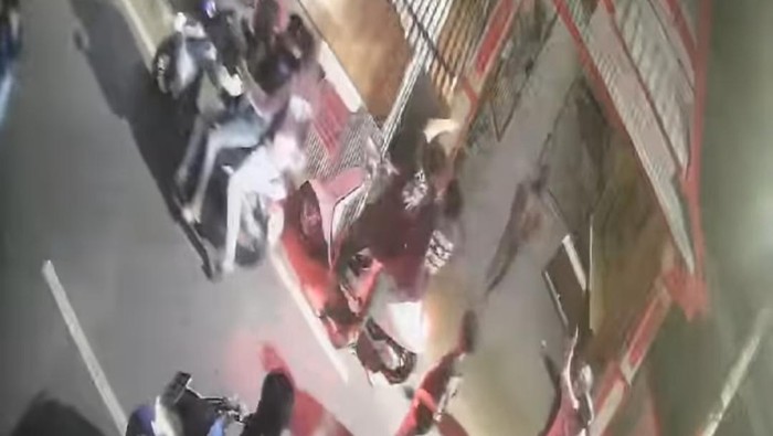 Sekelompok orang tidak dikenal (OTK) terekam CCTV menyerang dan merusak tiga warung makan di Makassar.