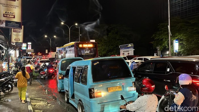 Massa aksi Indonesia Gelap memblokade seluruh ruas Jalan Urip Sumoharjo di depan kampus Universitas Muslim Indonesia (UMI) Makassar, Sulawesi Selatan (Sulsel) malam ini. Akibatnya, arus lalu lintas di lokasi lumpuh total.