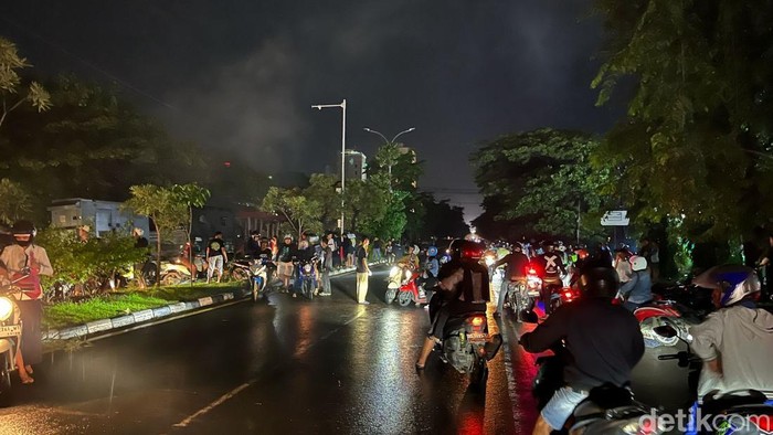 Massa aksi Indonesia Gelap memblokade seluruh ruas Jalan Urip Sumoharjo di depan kampus Universitas Muslim Indonesia (UMI) Makassar.
