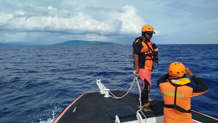 Tim SAR gabungan saat mencari wanita lansia yang melompat dari kapal di Perairan Maluku Tengah.