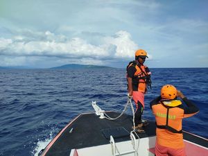 Wanita Lansia Lompat dari KM Barcelona di Maluku Tengah, Tim SAR Cari