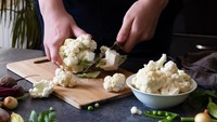 Dikutip dari Prevention (23/9), agar fungsi ginjal tetap optimal, maka asupan untuk ginjal harus tepat. Pilih yang rendah natrium, fosfor, dan kalium. Salah satunya kembang kol yang juga mengandung senyawa sulforafan untuk melindungi sel dari kerusakan akibat stres oksidatif. (Foto: Getty Images/Svetlana Verbitskaya)