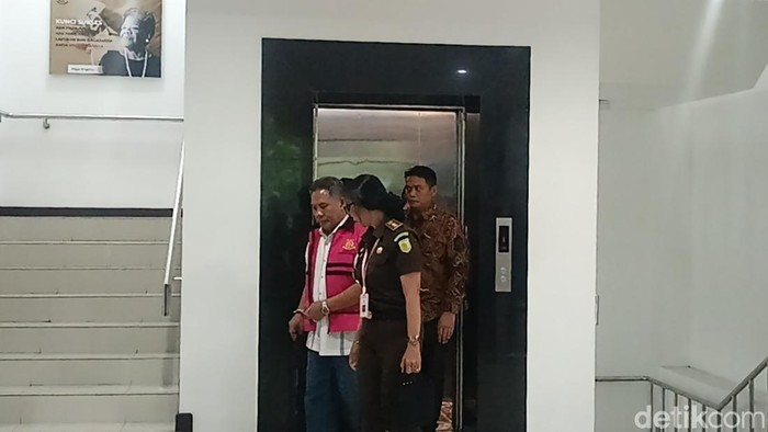 Mantan Bupati Lombok Barat, Zaini Arony ditetapkan sebagai tersangka kasus dugaan korupsi pemanfaatan aset lahan pembangunan Lombok City Center (LCC), Senin (24/2/2025).