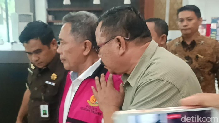 Mantan Bupati Lombok Barat, Zaini Arony ditetapkan sebagai tersangka kasus dugaan korupsi pemanfaatan aset lahan pembangunan Lombok City Center (LCC), Senin (24/2/2025).