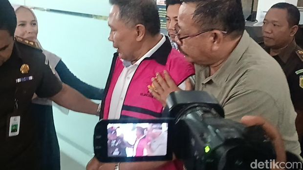 Mantan Bupati Lombok Barat, Zaini Arony ditetapkan sebagai tersangka kasus dugaan korupsi pemanfaatan aset lahan pembangunan Lombok City Center (LCC), Senin (24/2/2025).
